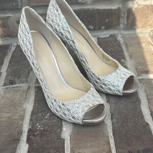 Enzo Angiolini Size 7 1/2 Silver Textured Peep-Toe Heels